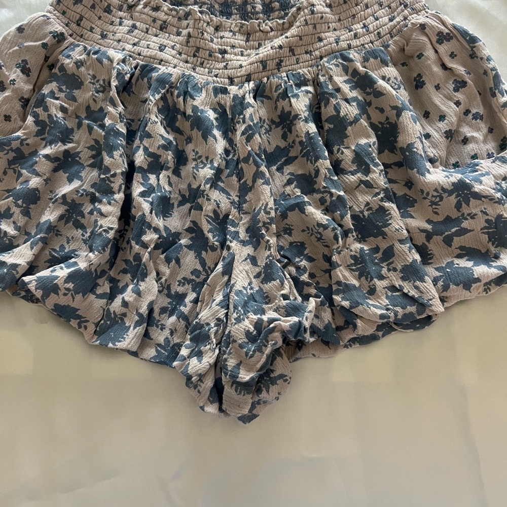 Free People Flowy Boho Shorts Smocked Waist Lined Floral Size M Summer